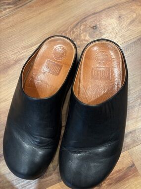 Fitflop  Black Leather Slip-On Clogs size 6